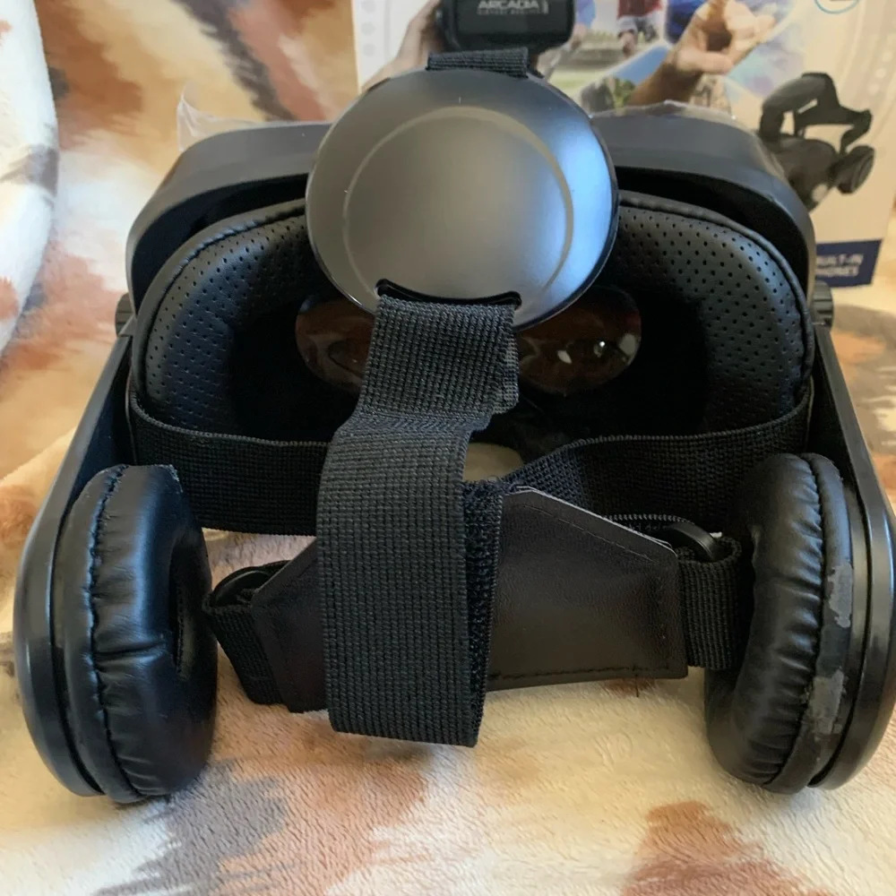 Arcadia Virtual Reality Headset w built in headphones